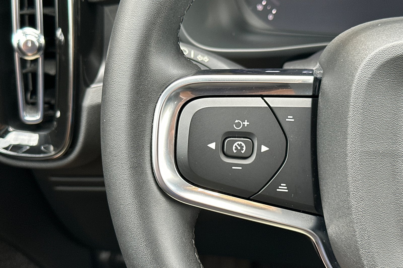 Used 2024 Volvo XC40 Recharge Ultimate w/ Protection Package Premier AWD/4WD image 27