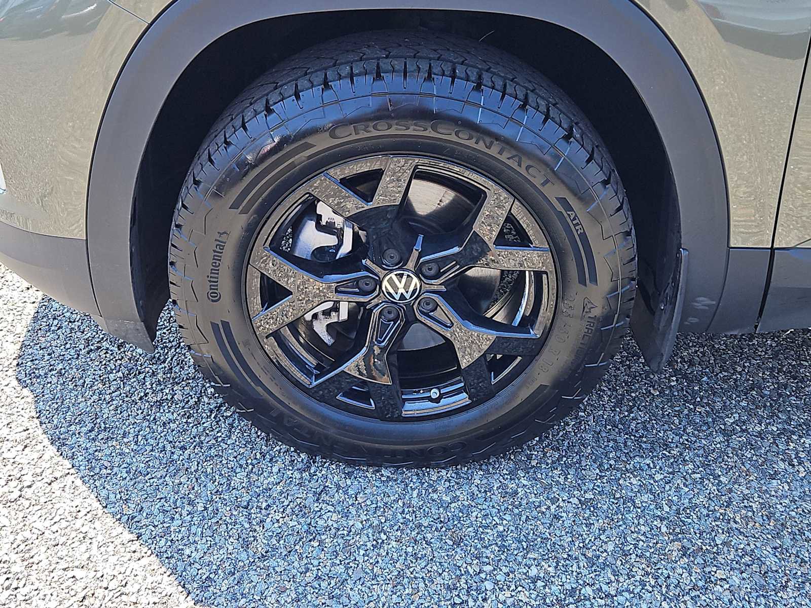 Used 2024 Volkswagen Atlas Peak Edition SE AWD/4WD image 2