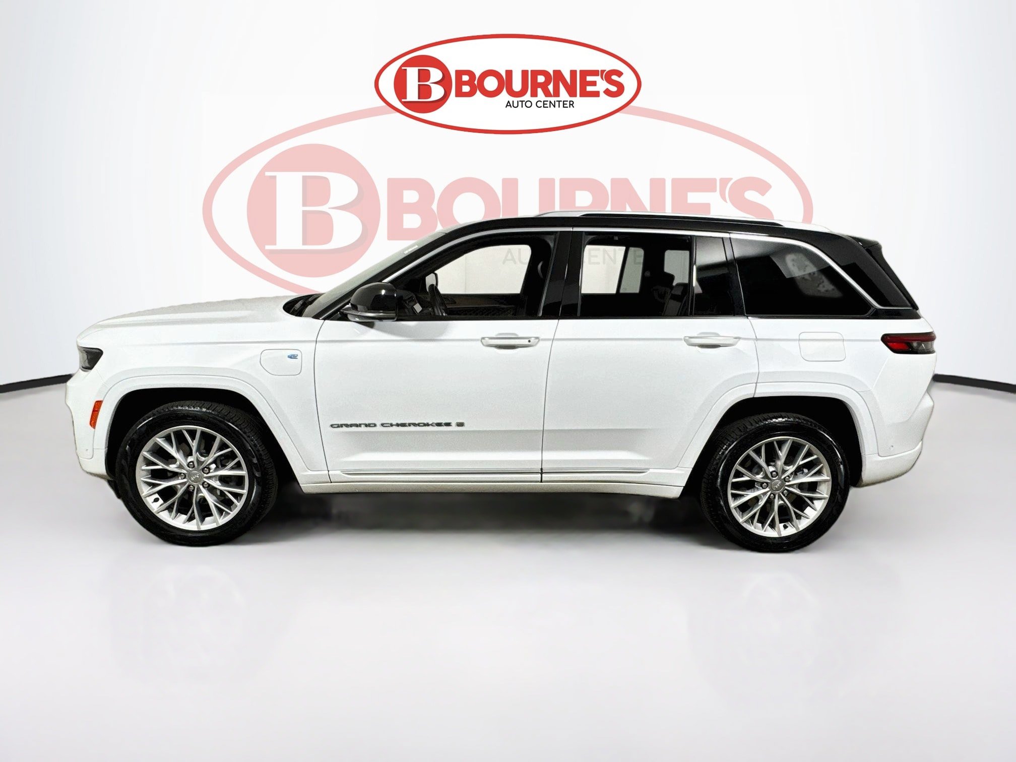 Used 2023 Jeep Grand Cherokee Summit w/ Luxury Tech Group V AWD/4WD image 9