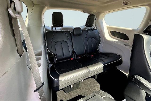 Used 2023 Chrysler Pacifica Limited image 27