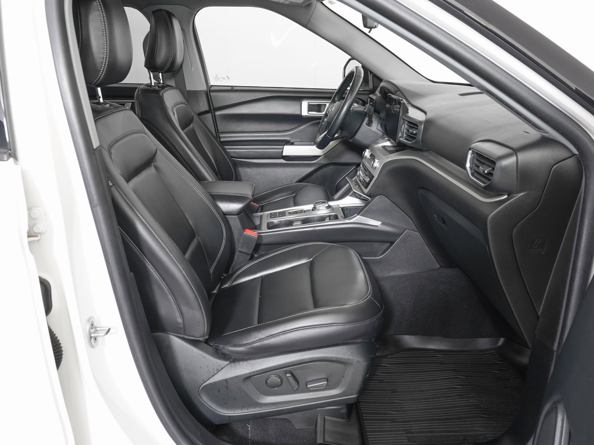 Used 2022 Ford Explorer XLT w/ Equipment Group 202A image 9