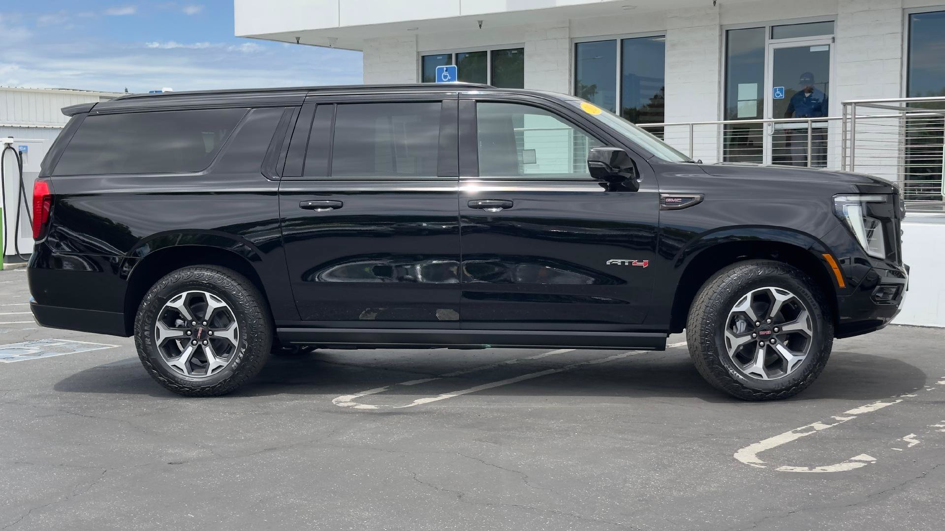 New 2026 GMC Yukon XL AT4 Ultimate w/ LPO, Illumination Package AWD/4WD image 3