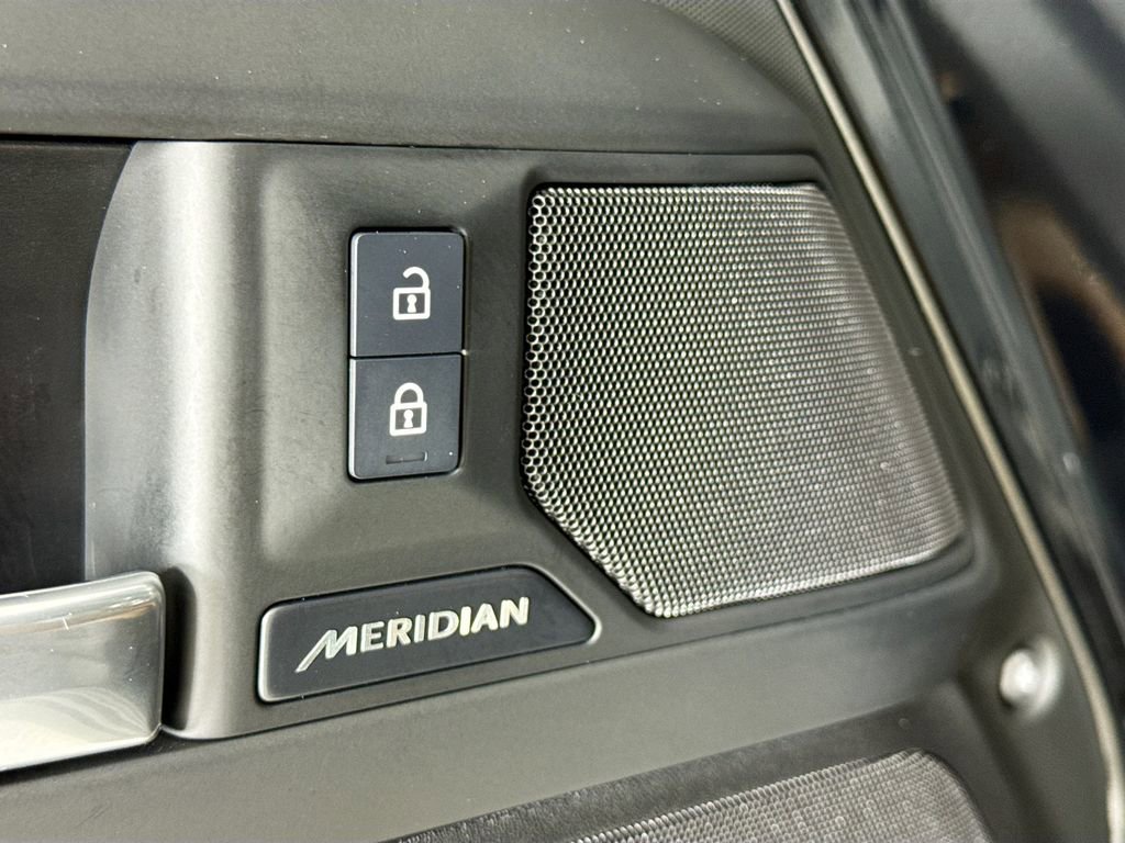 Used 2025 Land Rover Defender 110 S image 23