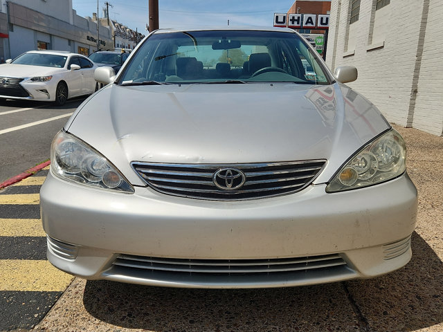 Used 2005 Toyota Camry XLE FWD image 2