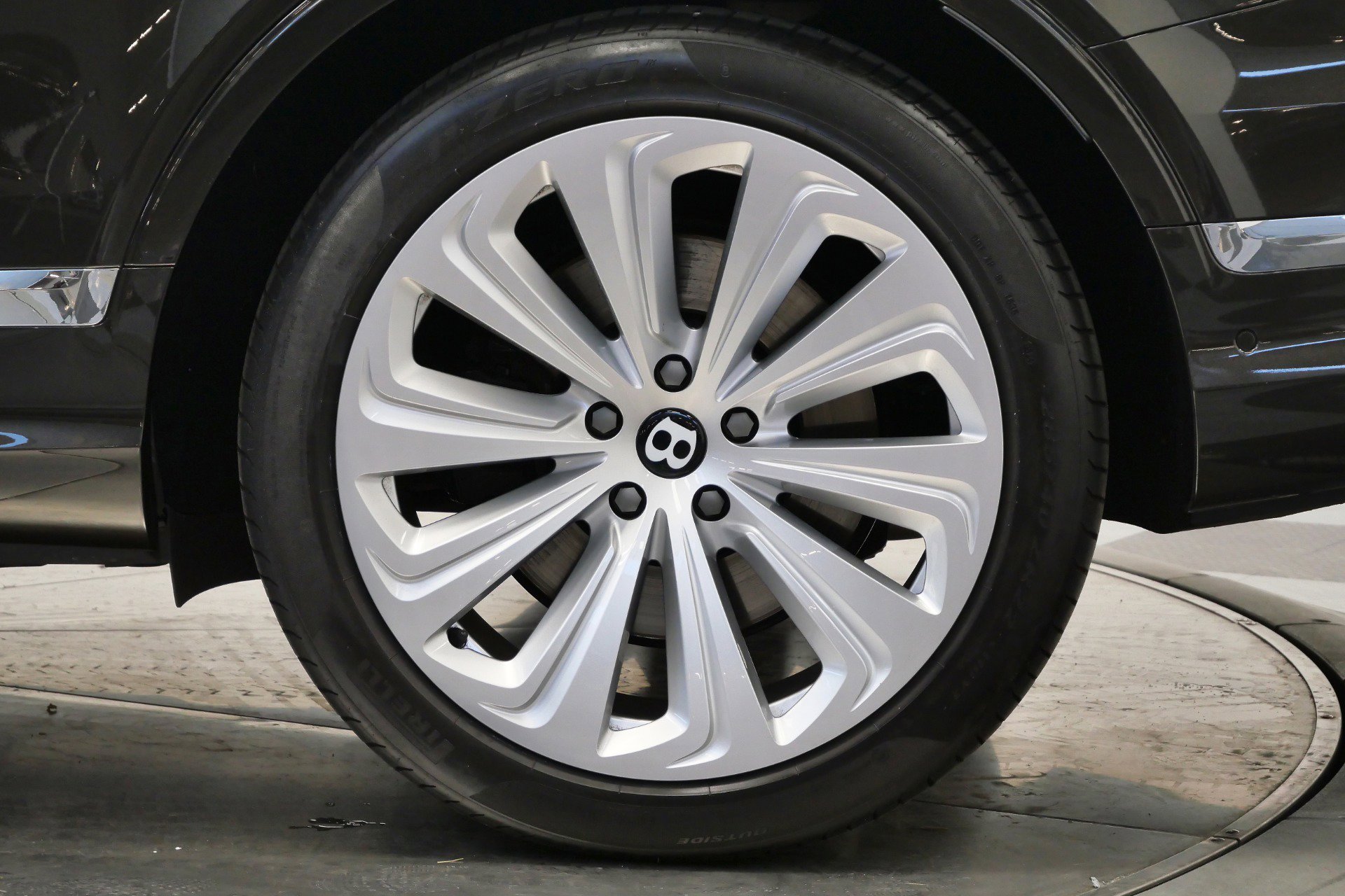 Used 2021 Bentley Bentayga Plug-In Hybrid image 11