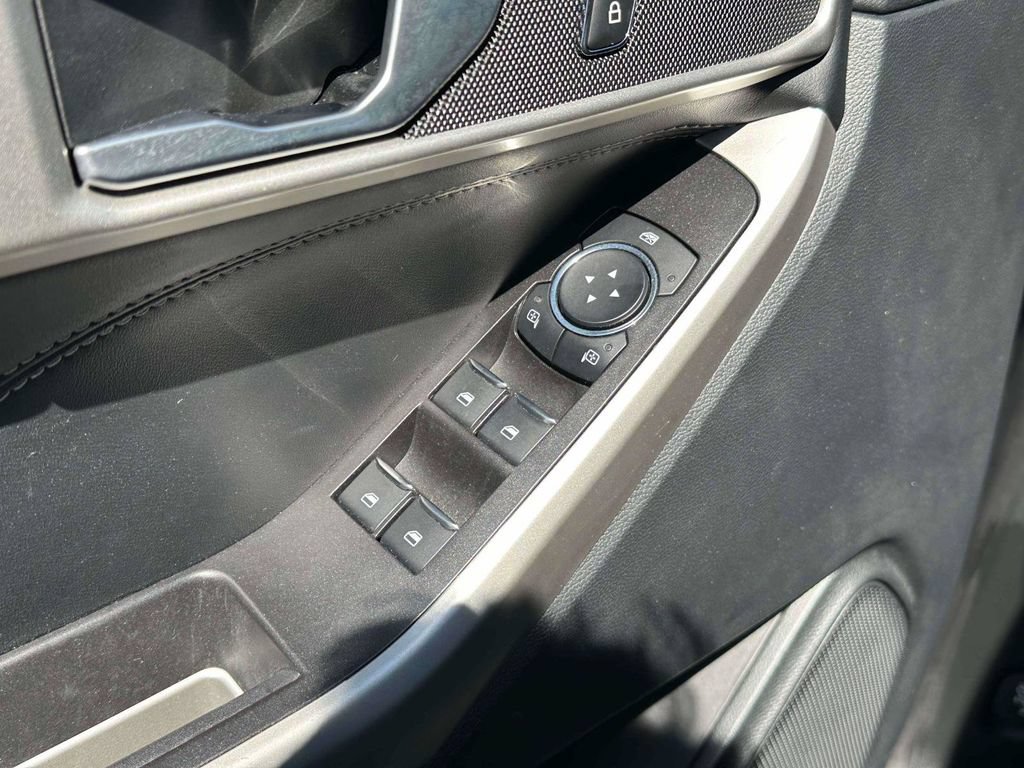 Used 2023 Ford Explorer XLT AWD/4WD image 17