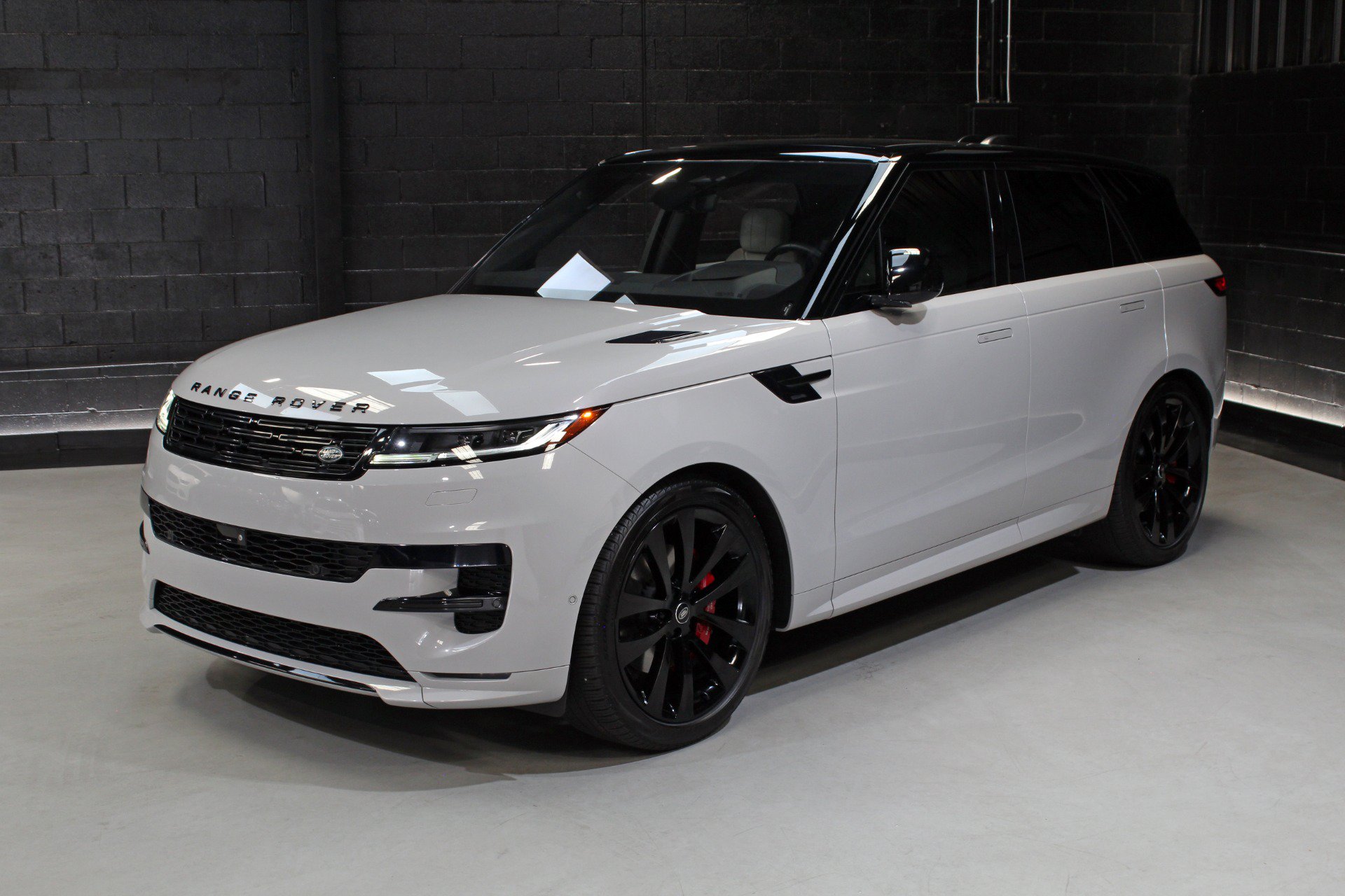 Used 2023 Land Rover Range Rover Sport SE Dynamic AWD/4WD image 4