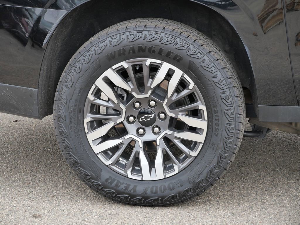 Used 2025 Chevrolet Suburban Z71 image 12