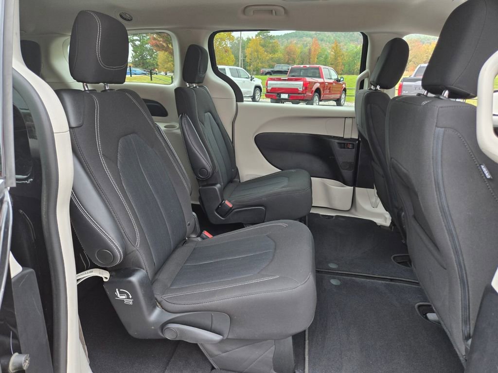 Used 2022 Chrysler Voyager LX image 19