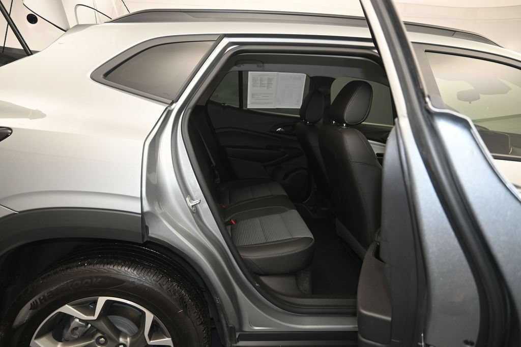 Certified 2025 Chevrolet Trax LT FWD image 25