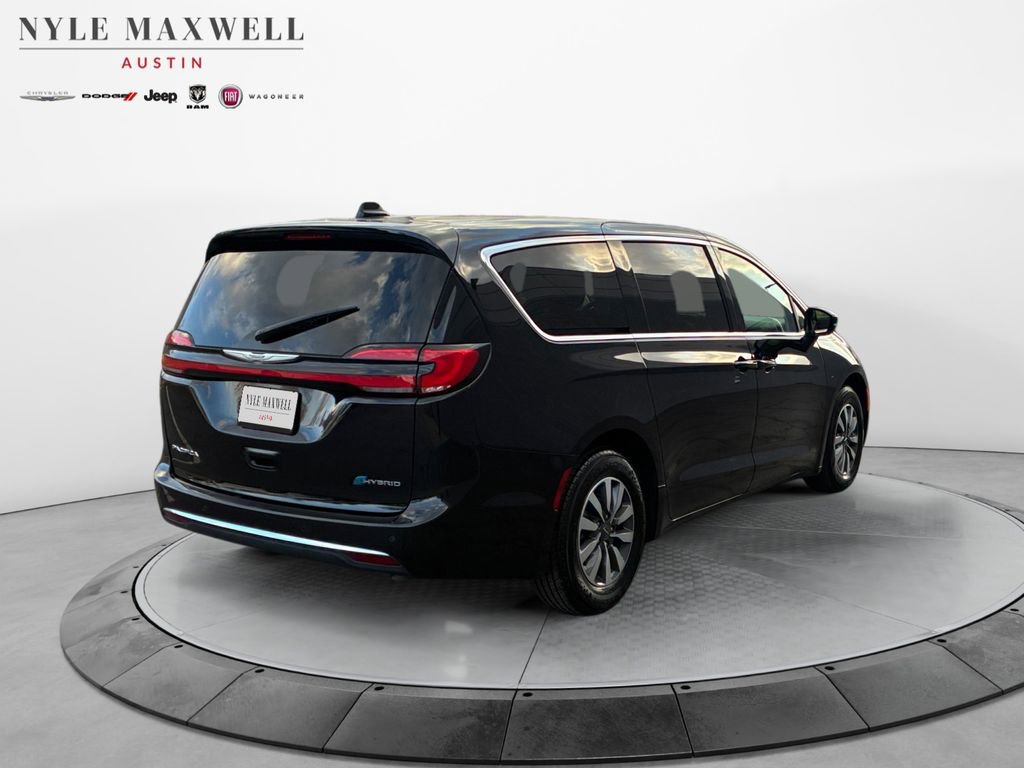 Used 2024 Chrysler Pacifica Select image 15
