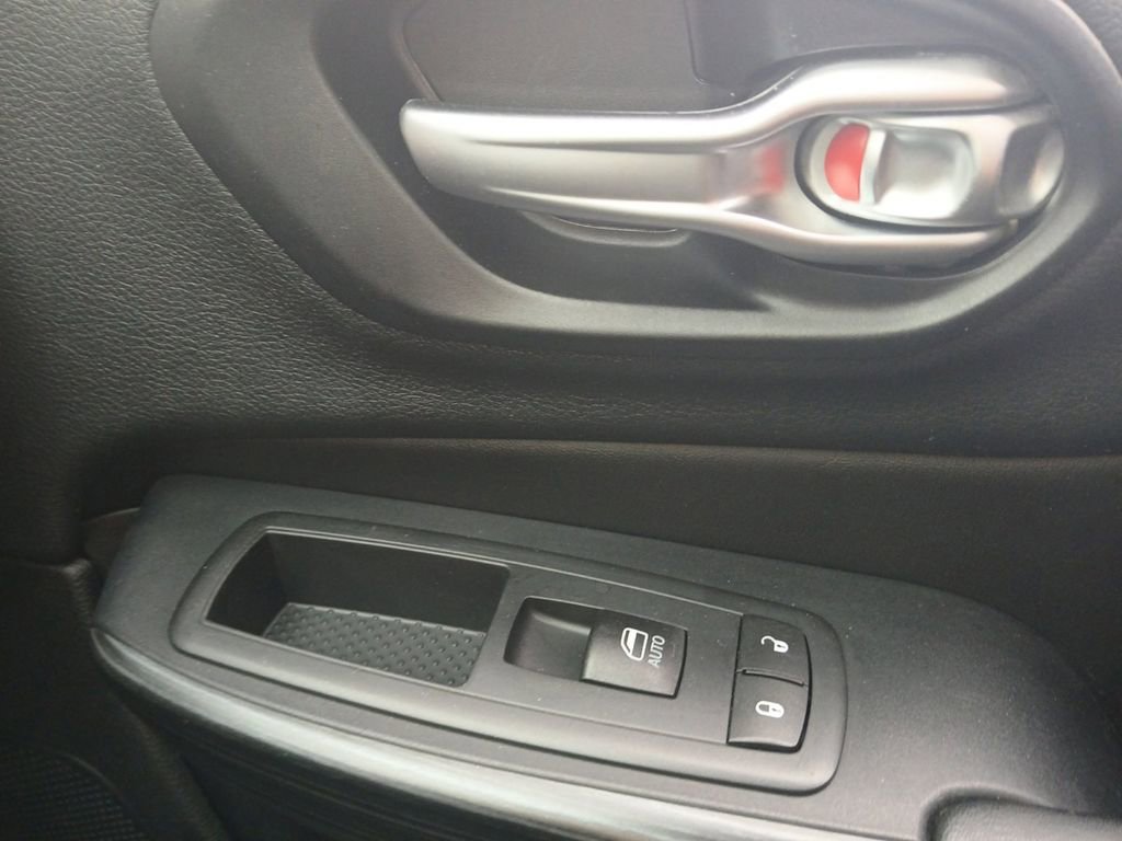 Used 2016 Jeep Cherokee 75th Anniversary image 10