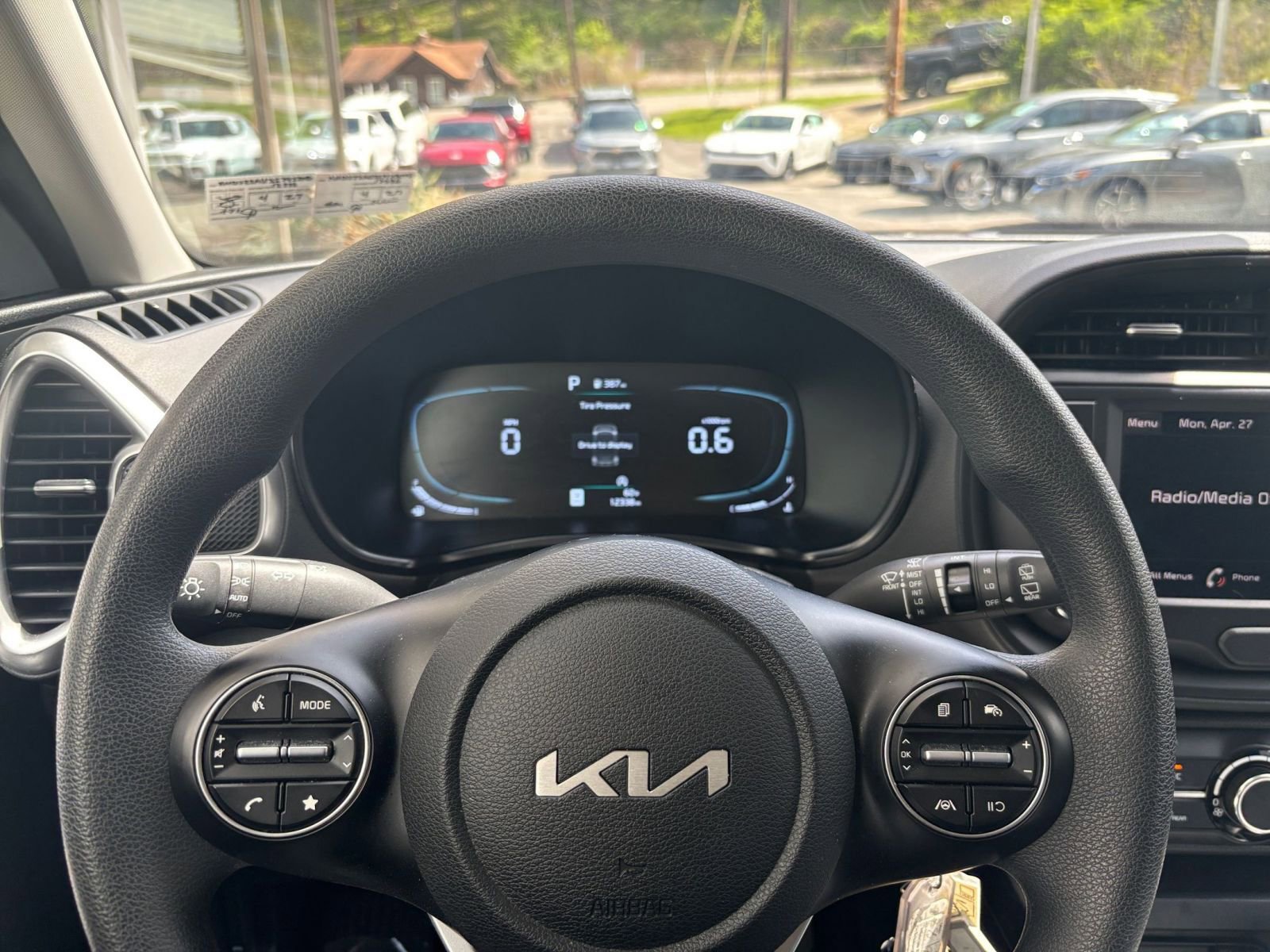 Used 2025 Kia Soul LX w/ LX Technology Package FWD image 25