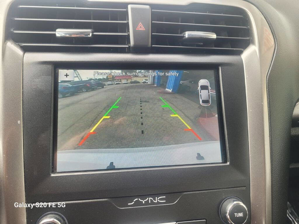 Used 2019 Ford Fusion SE FWD image 18
