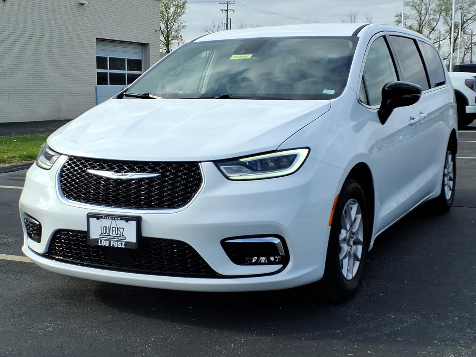 Used 2024 Chrysler Pacifica Touring-L image 2