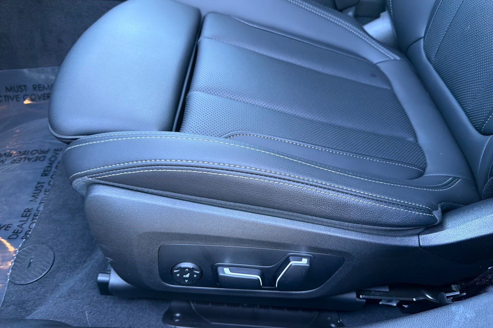 Used 2025 BMW 330i Sedan w/ Premium Package RWD image 14