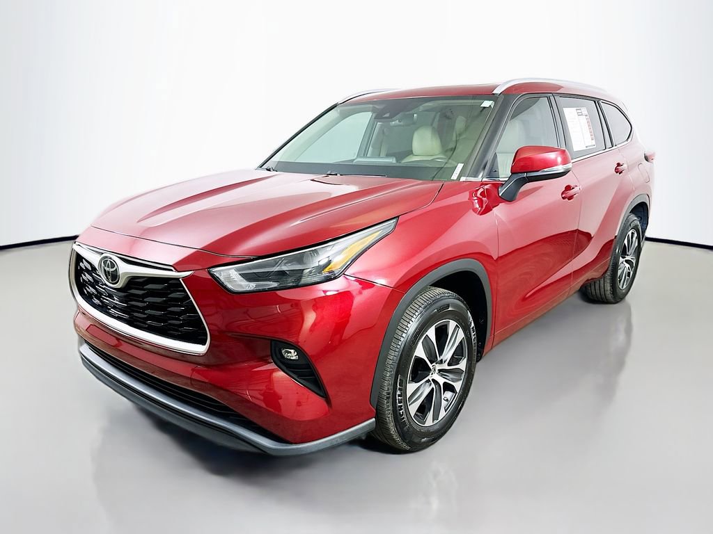 Used 2022 Toyota Highlander XLE FWD image 3