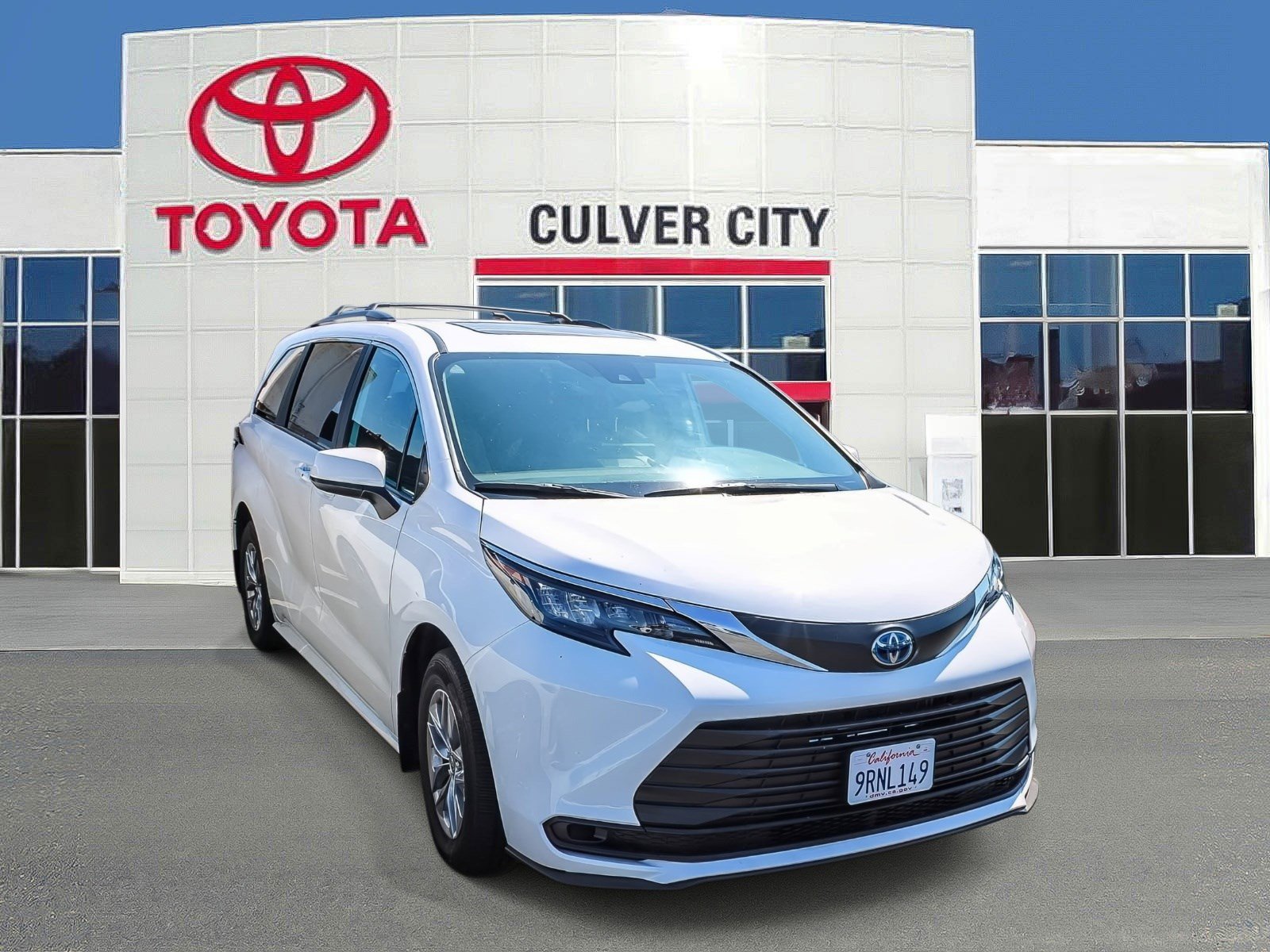Used 2025 Toyota Sienna LE image 1