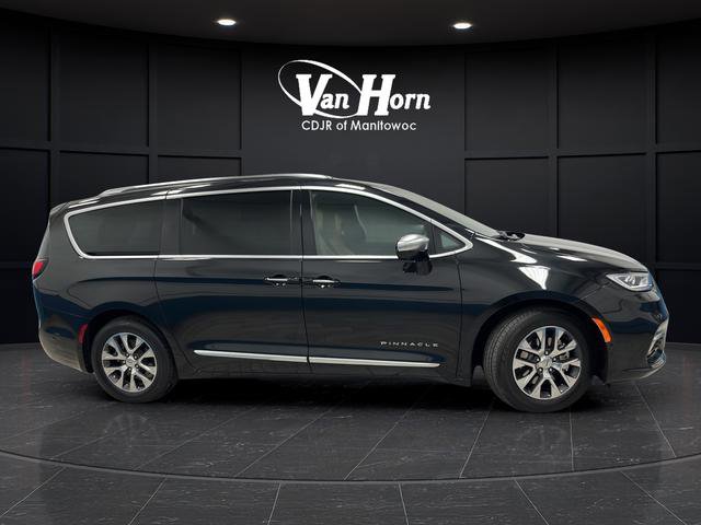 Used 2023 Chrysler Pacifica Pinnacle FWD image 8