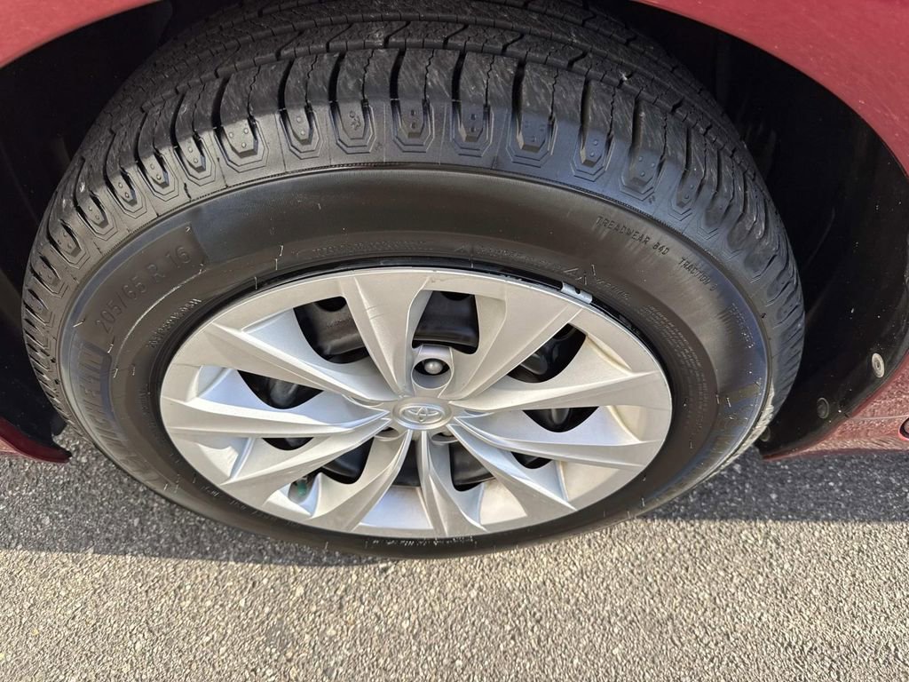 Used 2016 Toyota Camry LE FWD image 12