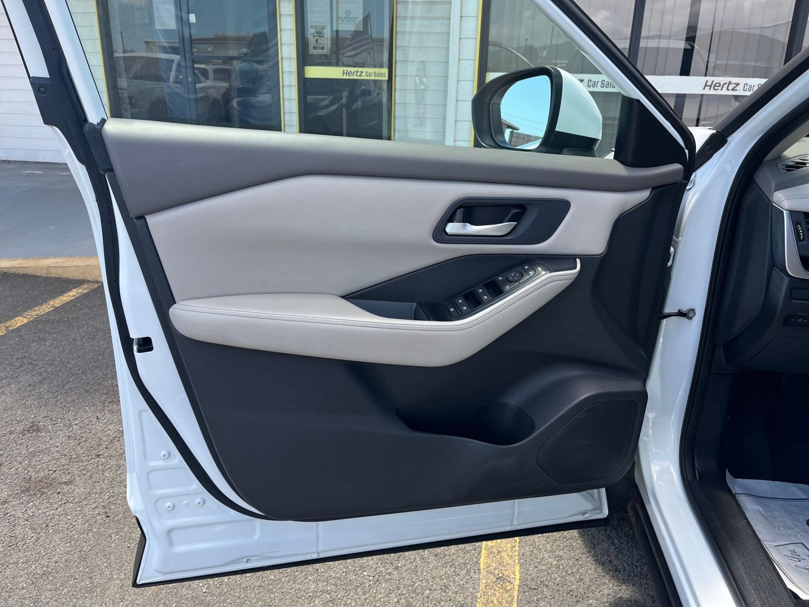 Used 2025 Nissan Rogue SV FWD image 18