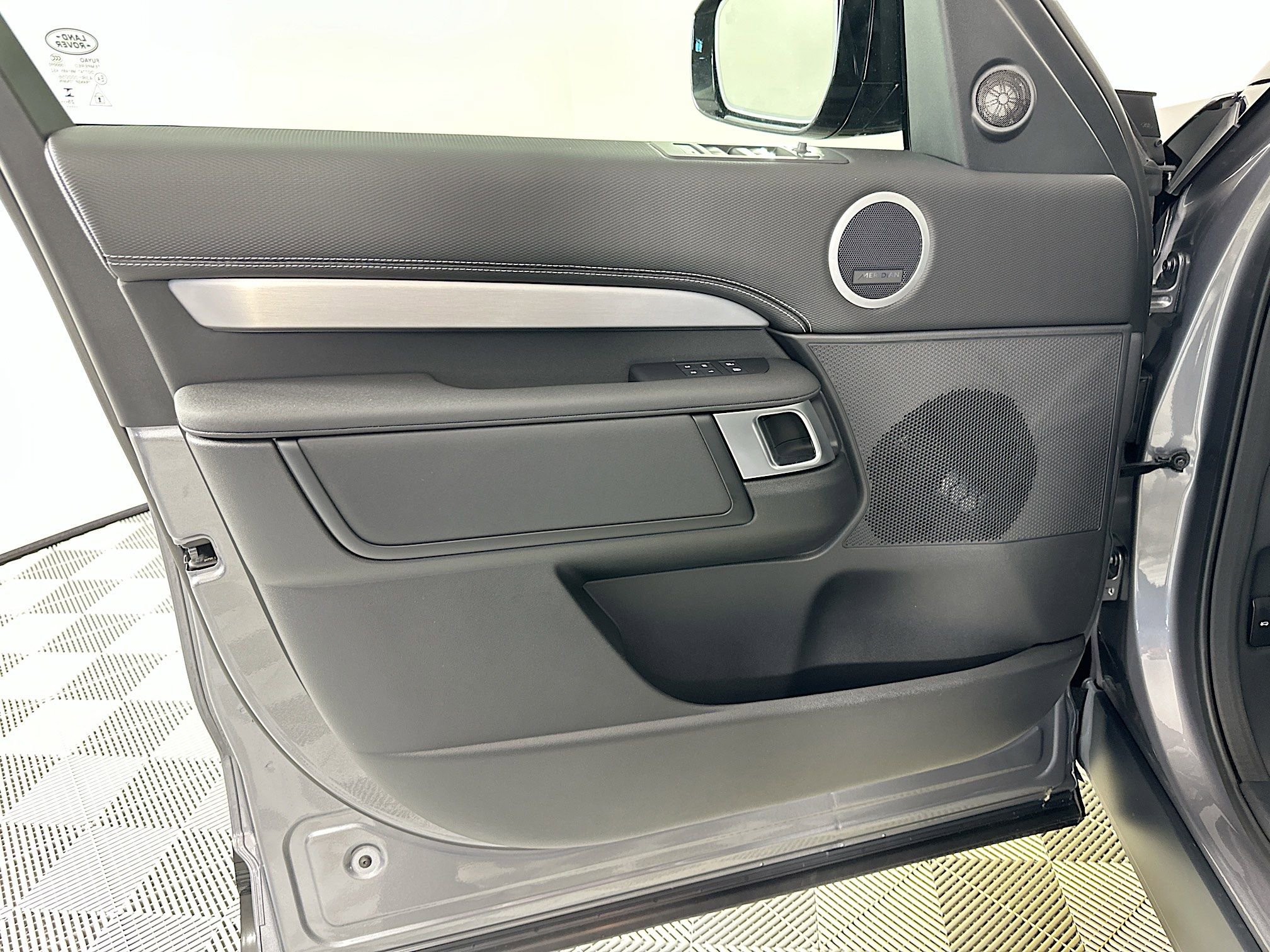 Used 2026 Land Rover Discovery Limited Edition image 14