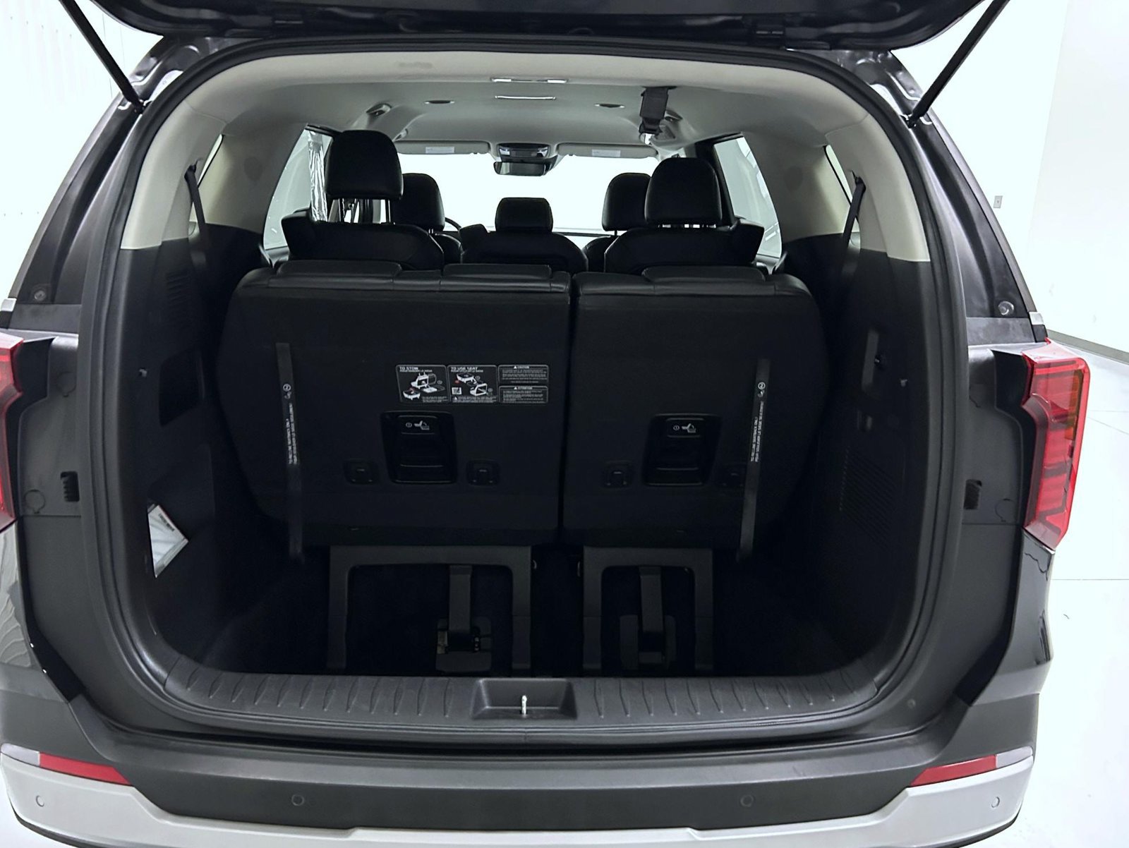Used 2025 Kia Carnival FWD image 20