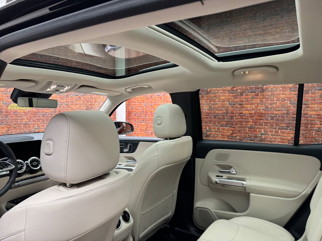 Used 2026 Mercedes-Benz GLB 250 4MATIC image 3