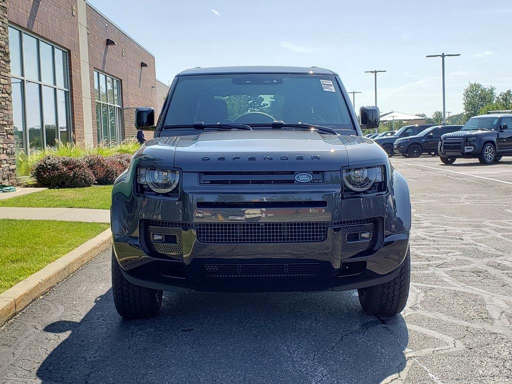 New 2025 Land Rover Defender 130 X-Dynamic SE image 2
