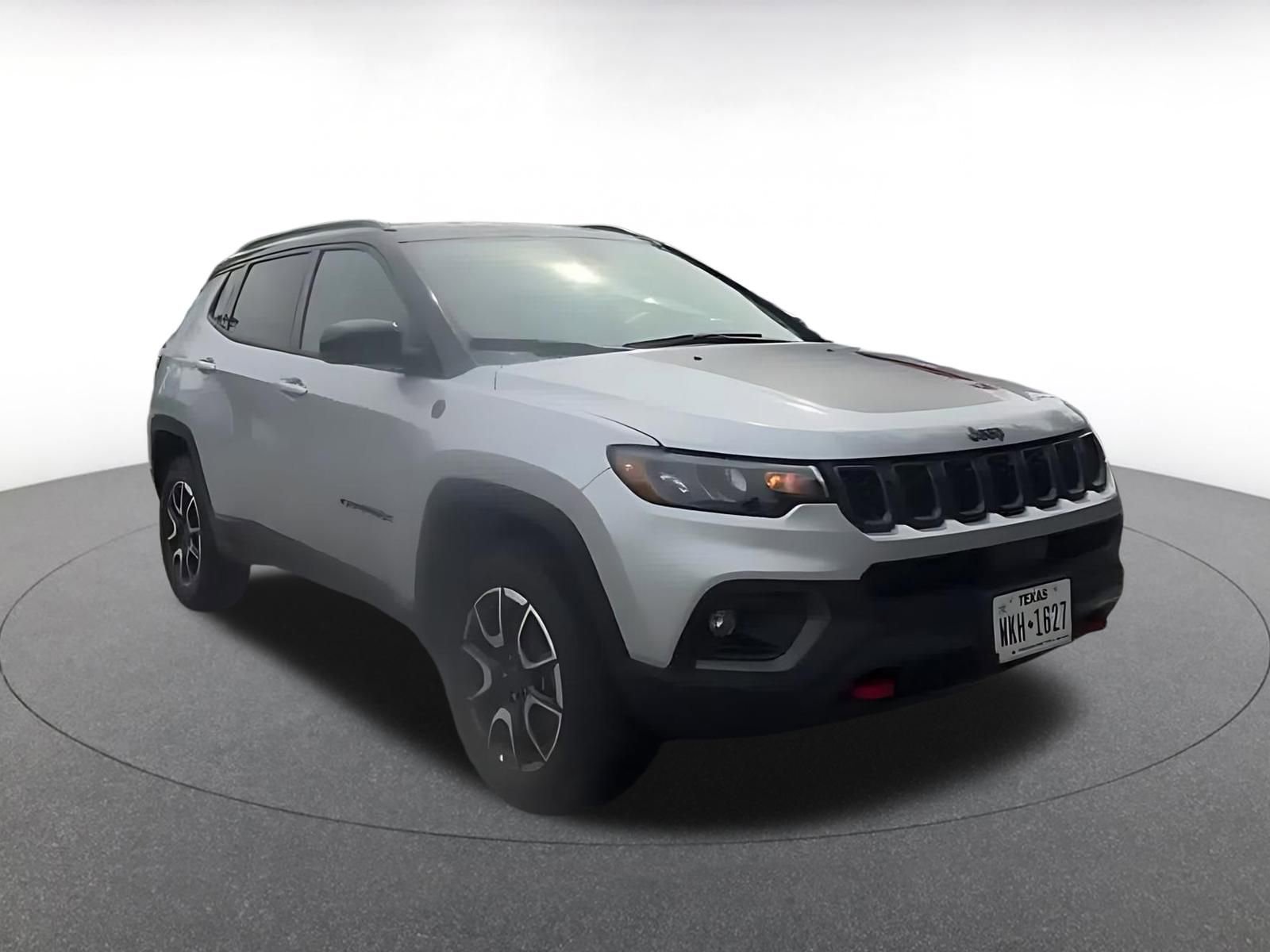Used 2025 Jeep Compass Trailhawk image 3