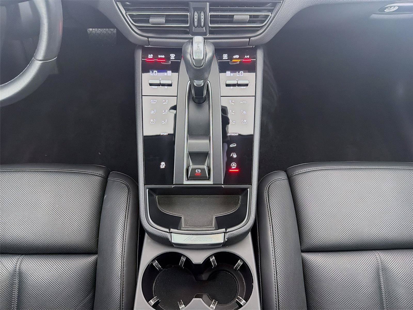 Certified 2023 Porsche Macan Turbo AWD/4WD image 19