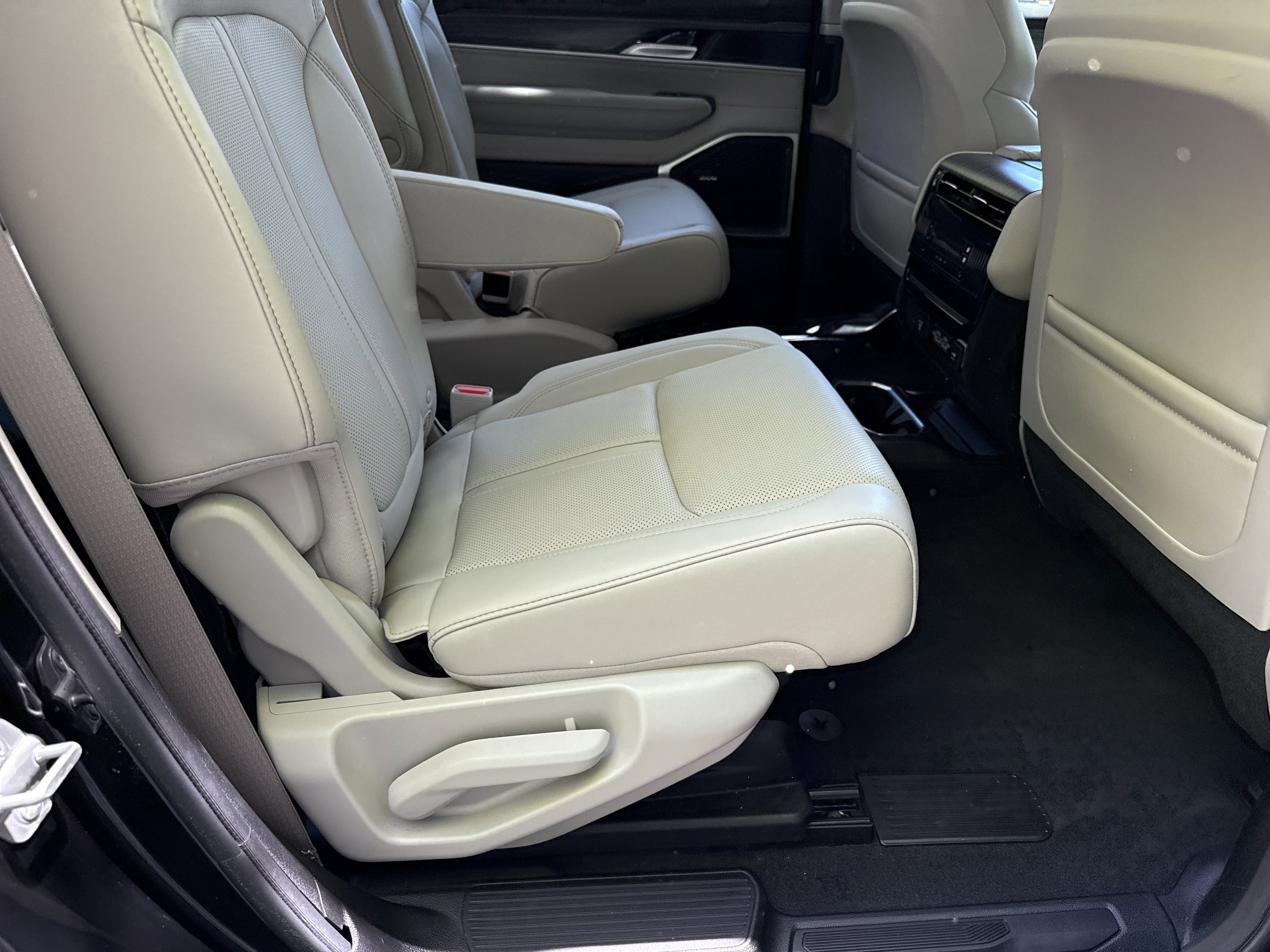 Used 2024 Jeep Wagoneer Series II w/ Premium Group I RWD image 15