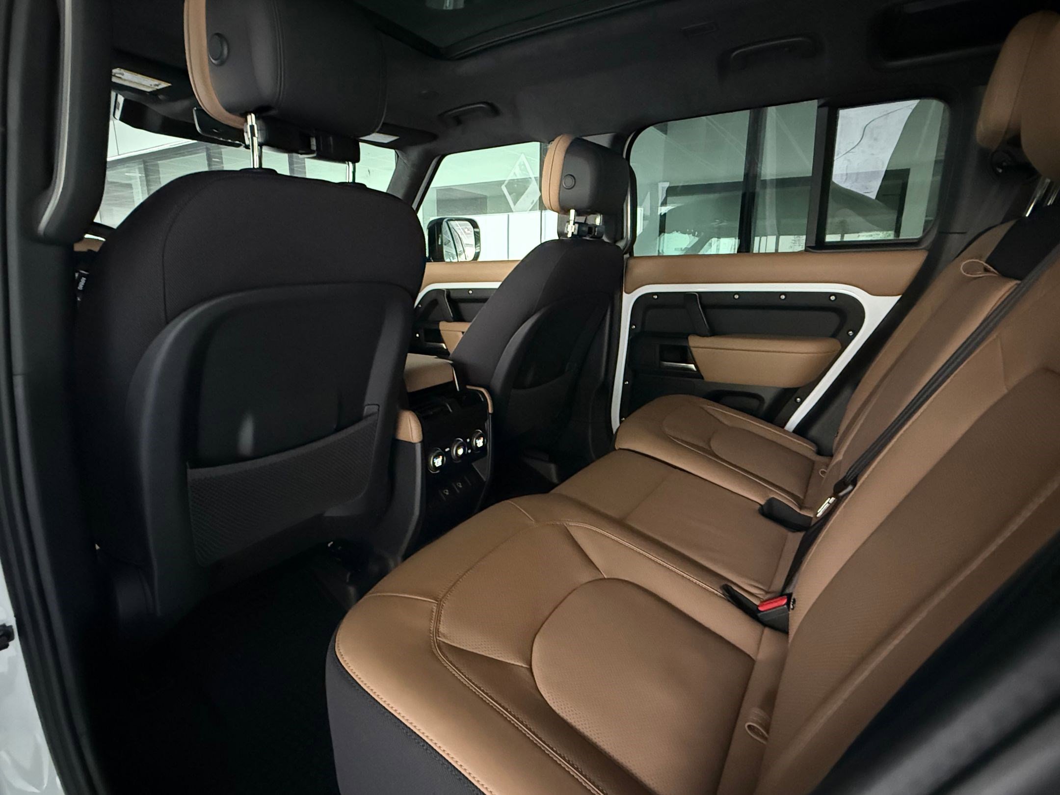 Used 2025 Land Rover Defender 110 V8 image 22