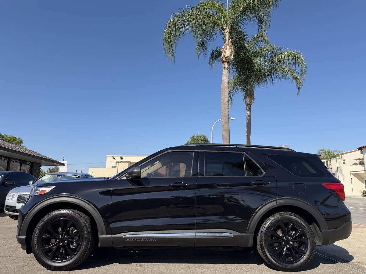 Used 2020 Ford Explorer XLT w/ Equipment Group 202A AWD/4WD image 2
