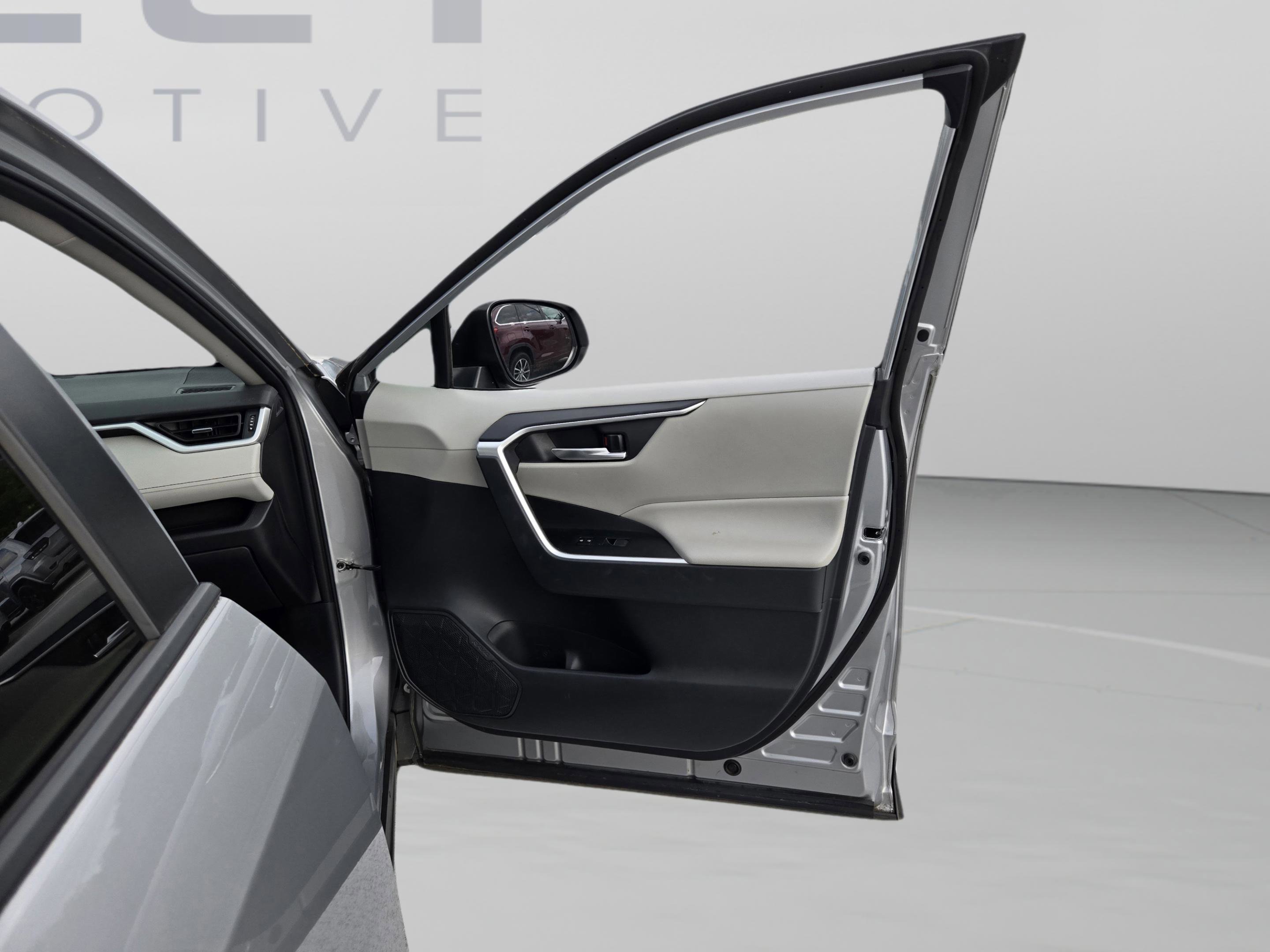 Used 2019 Toyota RAV4 XLE Premium FWD image 17