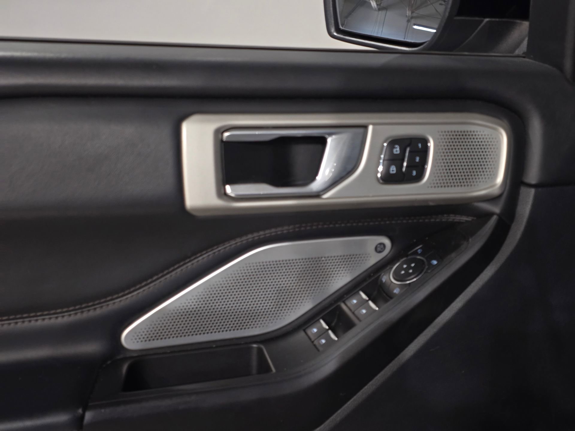 Used 2020 Ford Explorer Platinum w/ Premium Technology Package image 18