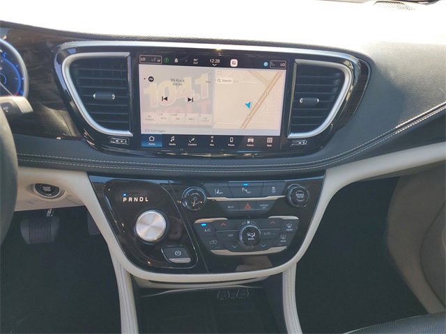Used 2023 Chrysler Pacifica Limited image 16