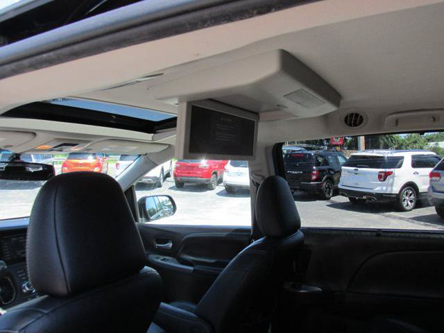 Used 2016 Toyota Sienna SE Premium FWD image 10