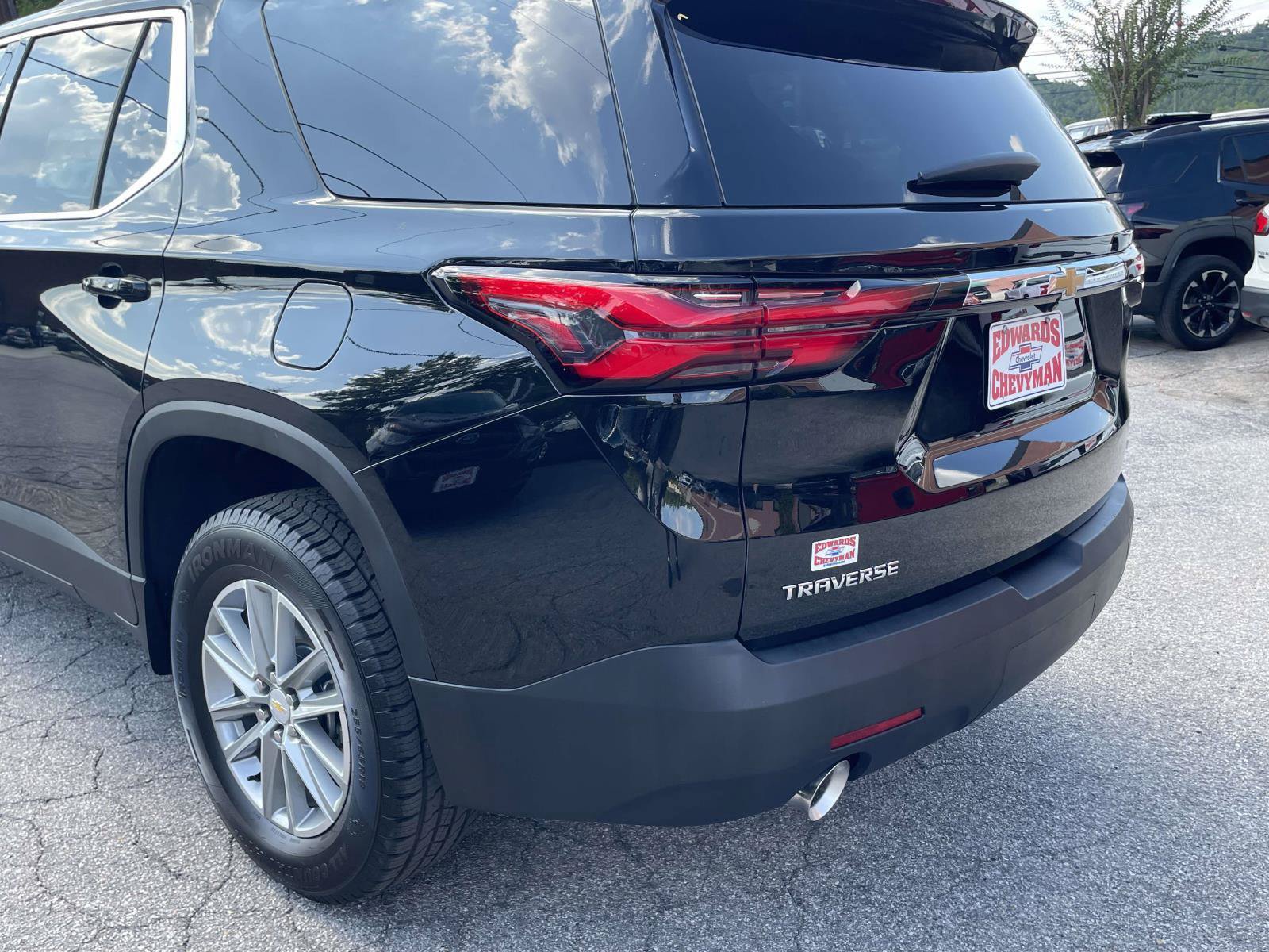 Used 2023 Chevrolet Traverse LT FWD image 30