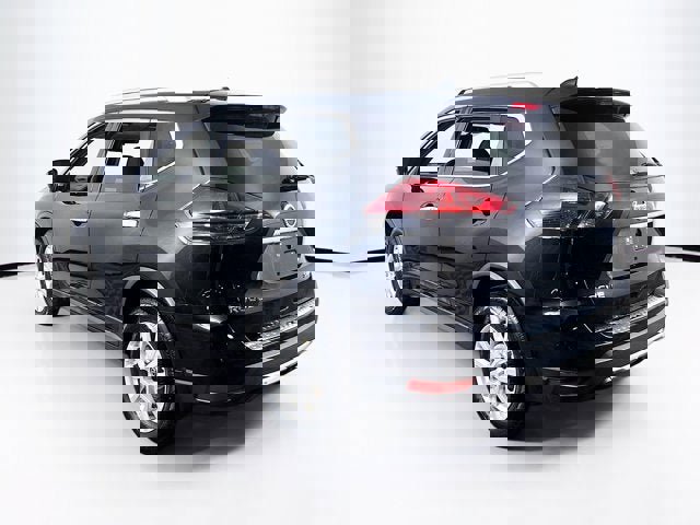 Used 2018 Nissan Rogue SV w/ Sun & Sound Touring Package image 7