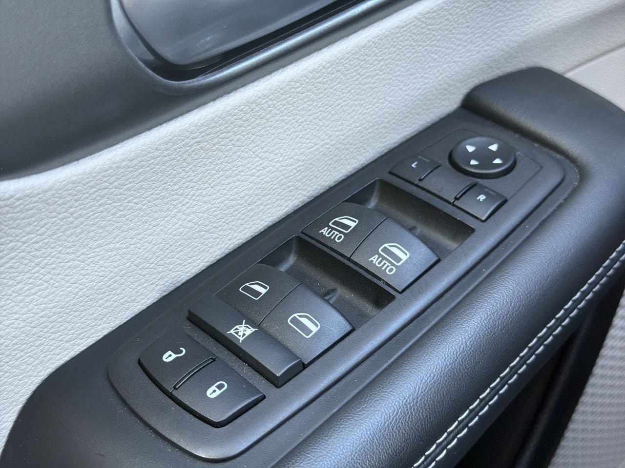 Used 2024 Chrysler Pacifica Limited FWD image 10