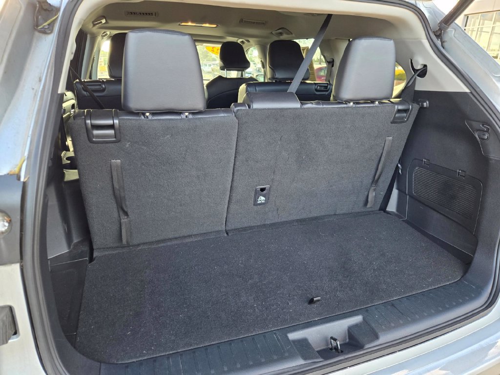 Used 2022 Toyota Highlander XLE AWD/4WD image 32