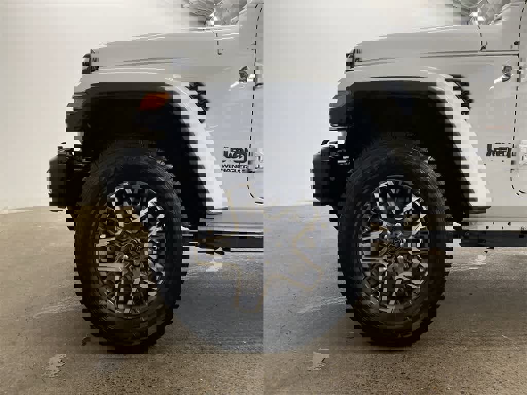 Used 2025 Jeep Wrangler Sahara image 11