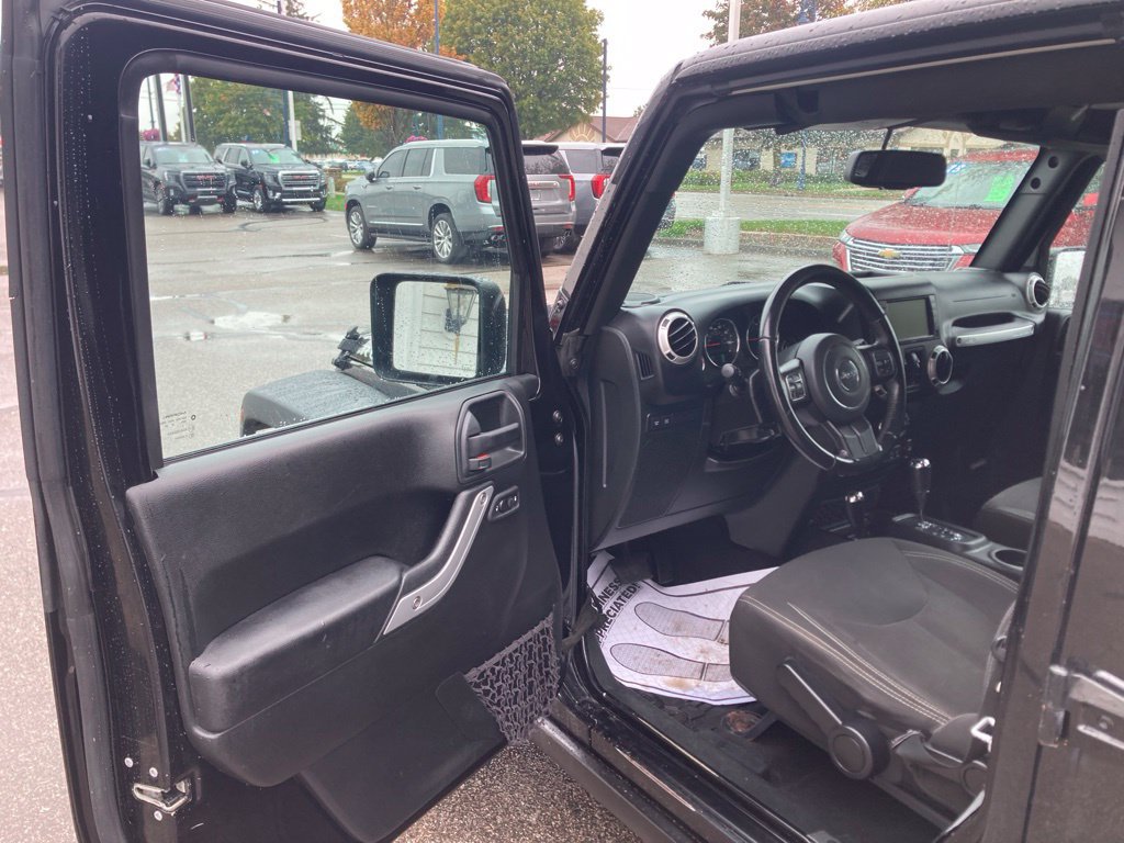 Used 2018 Jeep Wrangler Unlimited Rubicon w/ Dual Top Group AWD/4WD image 13