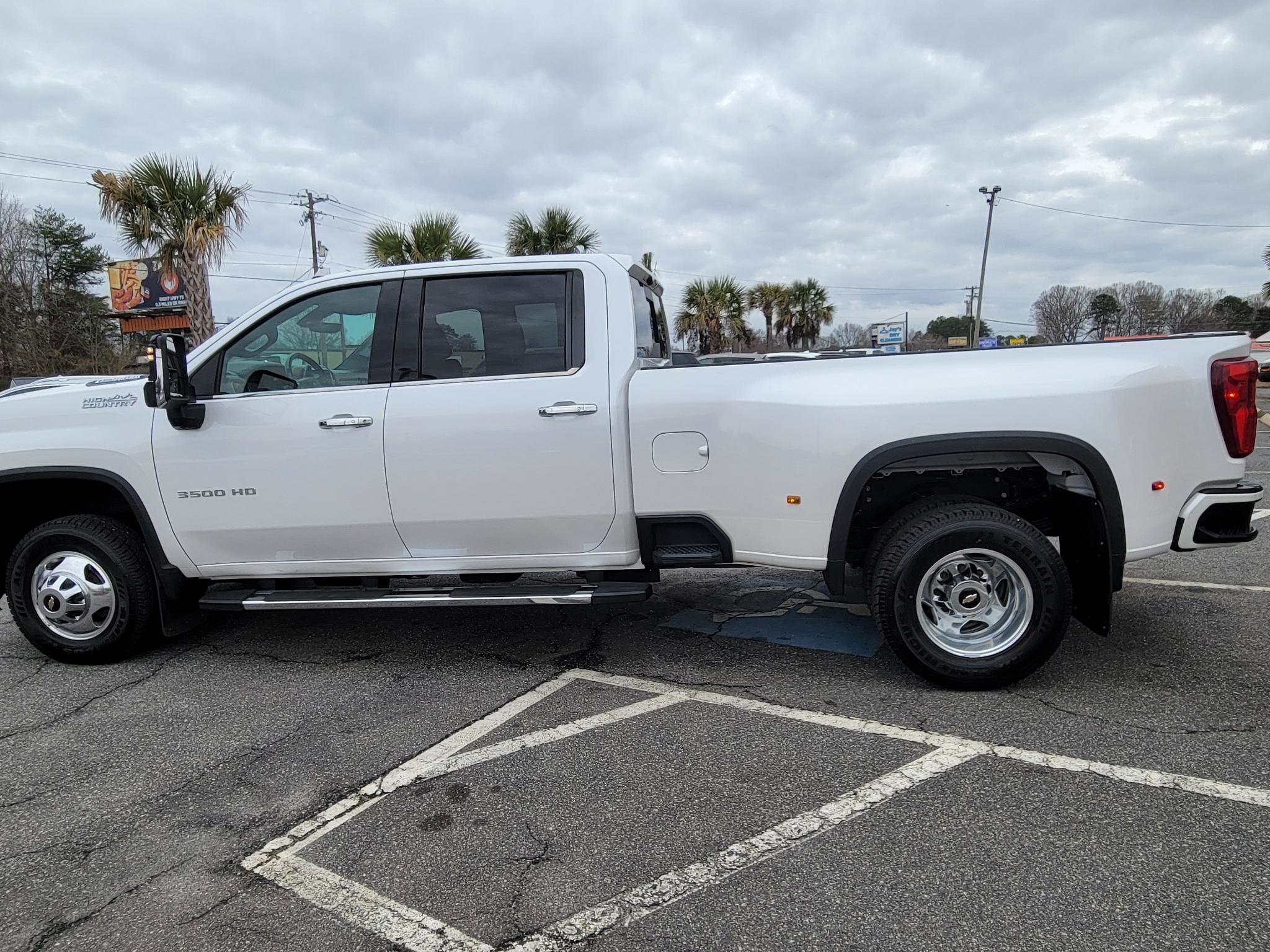 Used 2020 Chevrolet Silverado 3500 High Country image 11