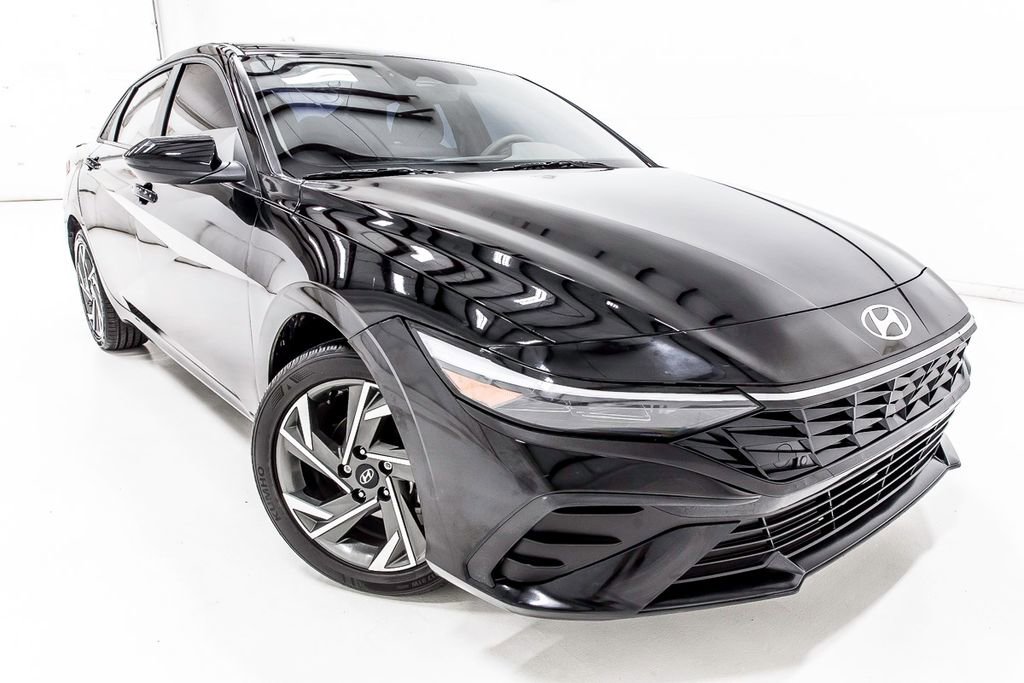 Used 2025 Hyundai Elantra SEL FWD image 8