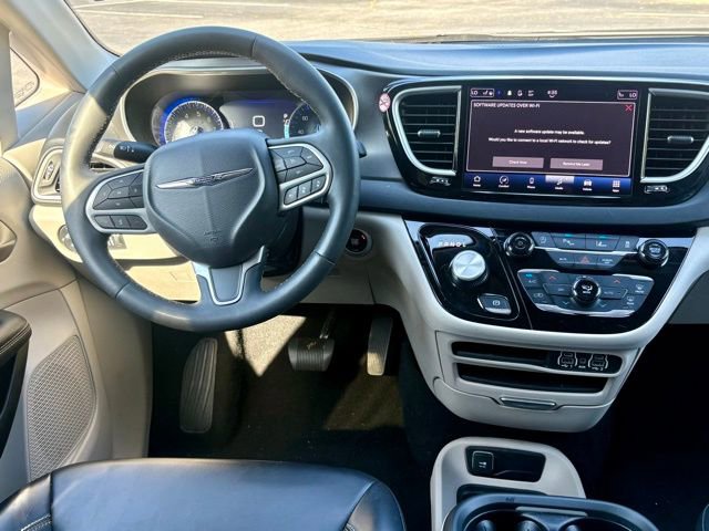 Used 2023 Chrysler Pacifica Touring-L FWD image 18
