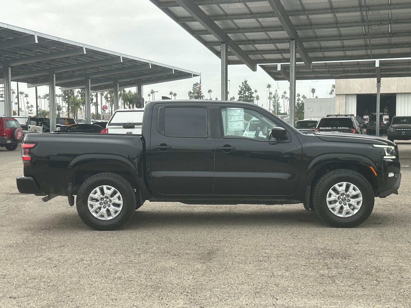 Used 2022 Nissan Frontier SV w/ SV Premium Package image 3