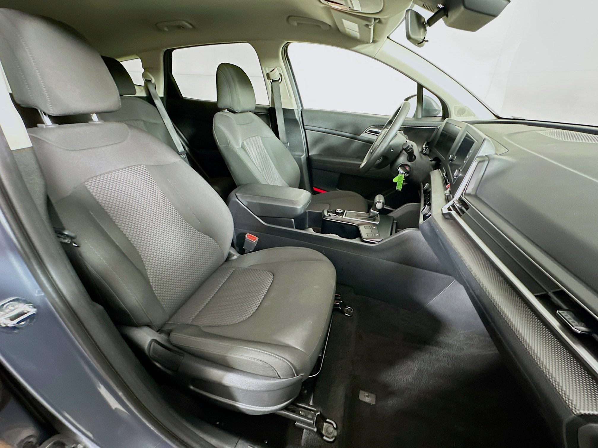 Used 2025 Kia Sportage LX image 28