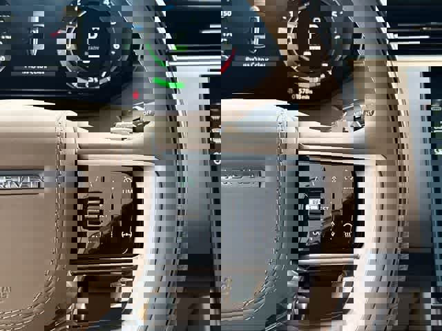 Used 2025 Land Rover Range Rover SE image 10